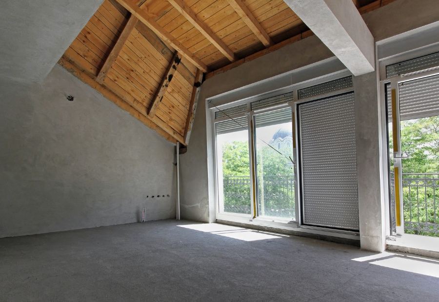 Ático vacío con techo de madera y suelo de hormigón, preparado para la reforma — Limpieza síndrome de Diógenes