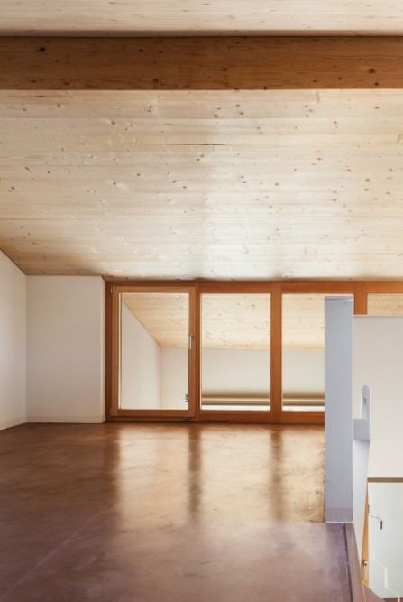 Estancia vacía con techo de madera y ventanal, lista para entregar — Vaciado de un chalet de dos plantas con jardín en Orihuela Costa