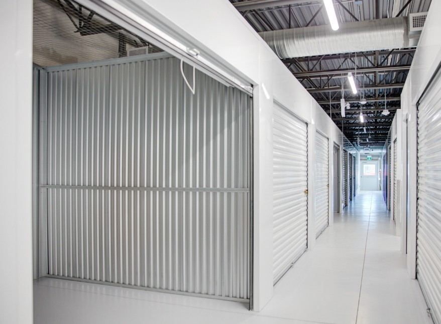 Pasillo de trasteros comunitarios con puertas metálicas — Vaciado de trasteros, camarotes y altillos en Alicante