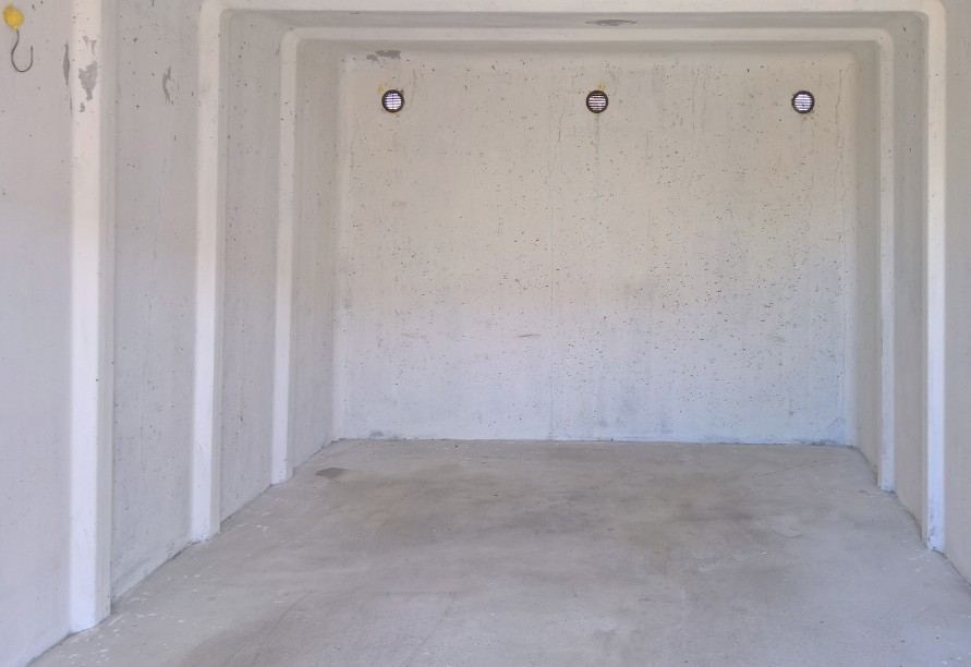 Plaza de garaje de hormigón completamente vacía tras el servicio — Vaciado tras siniestro