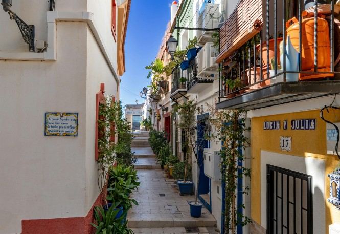 Calle del casco antiguo de Villajoyosa con fachadas de colores Calle del casco antiguo de Villajoyosa con fachadas de colores